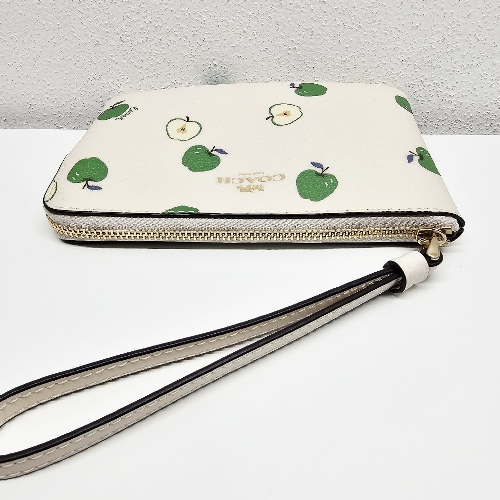 Coach Corner Zip Wristlet Green Apple Print D2178. Retails $78 - Picture 8 of 12